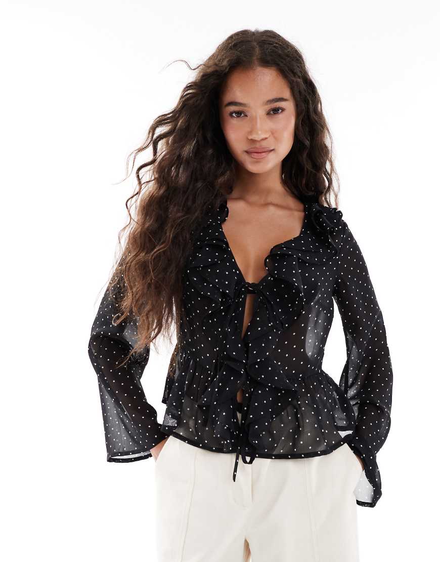 Wednesday's Girl - Schwarze Bluse aus weich fließendem Material mit Polka-Dot-Design von Wednesday's Girl