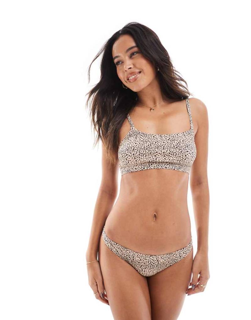 Wednesday's Girl - Set in Creme mit Leopardenmuster bestehend aus BH mit U-Ausschnitt und Slip-Neutral von Wednesday's Girl