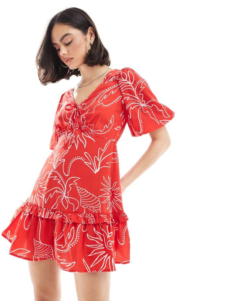 Wednesday's Girl - Soleil - Bedrucktes Hängerkleid in Rot mit Puffärmeln von Wednesday's Girl