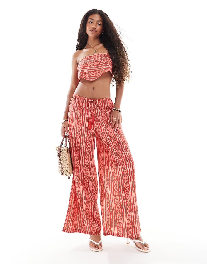 Wednesday's Girl - Strandhose in Rot mit Kachelprint und weitem Bein Wednesday's Girl - Strandhose in Rot mit Kachelprint und weitem Bein von Wednesday's Girl