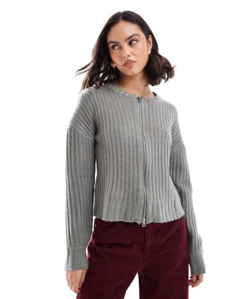 Wednesday's Girl - Strickjacke in Anthrazit mit Reißverschluss und grobem Rippenmuster-Grau von Wednesday's Girl
