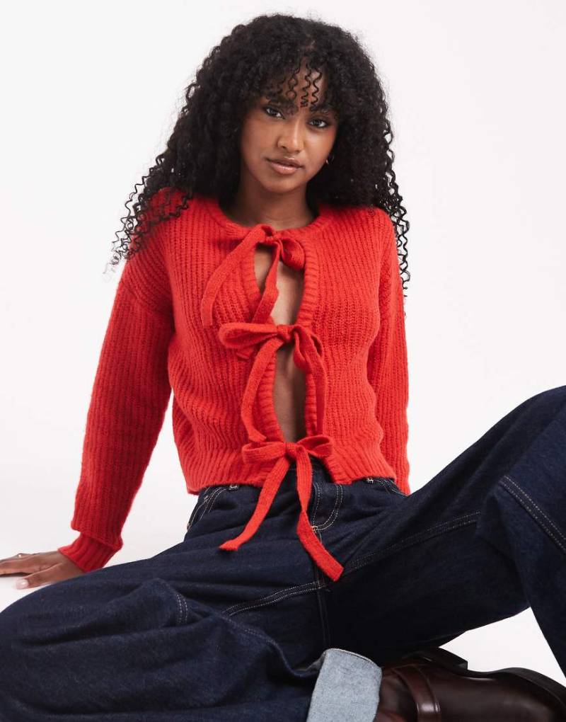Wednesday's Girl - Strickjacke in Rot mit Bindebändern von Wednesday's Girl
