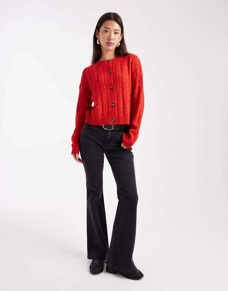 Wednesday's Girl - Strickjacke in Rot mit grobem Zopfstrickmuster von Wednesday's Girl