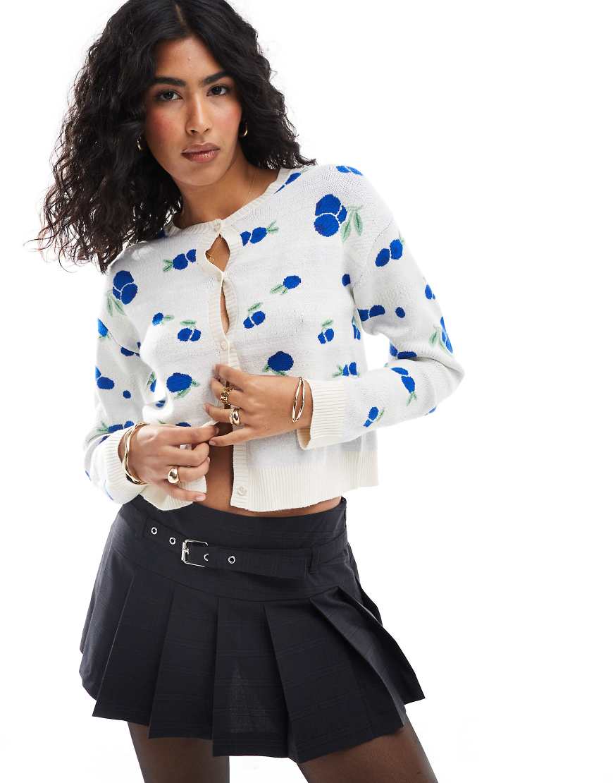 Wednesday's Girl - Strickjacke in meliertem Cremeweiß mit Blaubeermuster von Wednesday's Girl