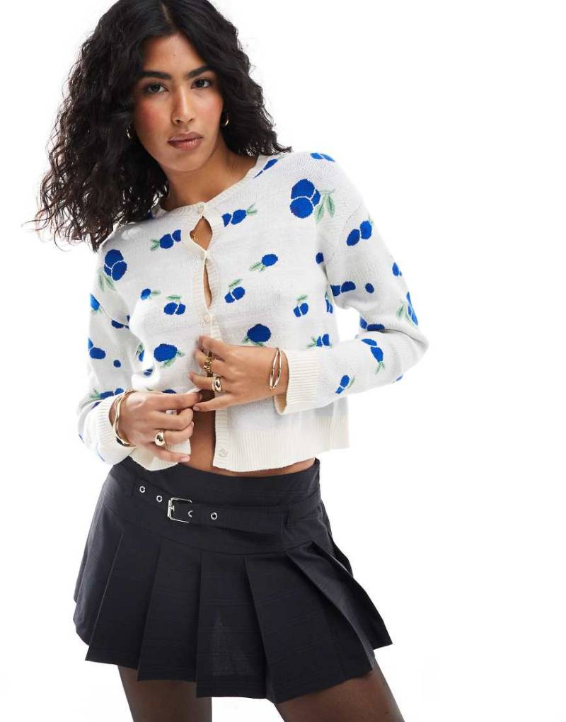 Wednesday's Girl - Strickjacke in meliertem Cremeweiß mit Blaubeermuster von Wednesday's Girl