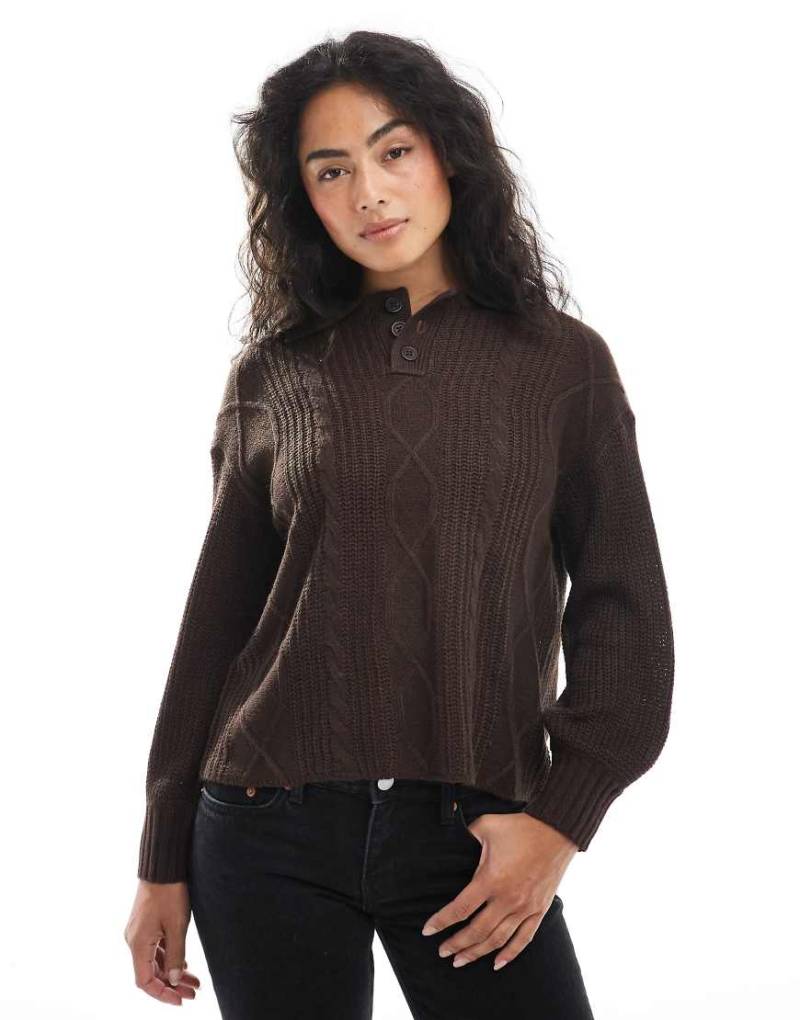Wednesday's Girl - Strickpullover in Braun mit Zopfmuster und Polokragen-Brown von Wednesday's Girl