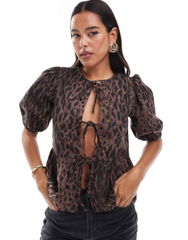 Wednesday's Girl - Strukturierte Bluse in Braun mit Leopardenmuster, Schnürdetail und Puffärmeln von Wednesday's Girl