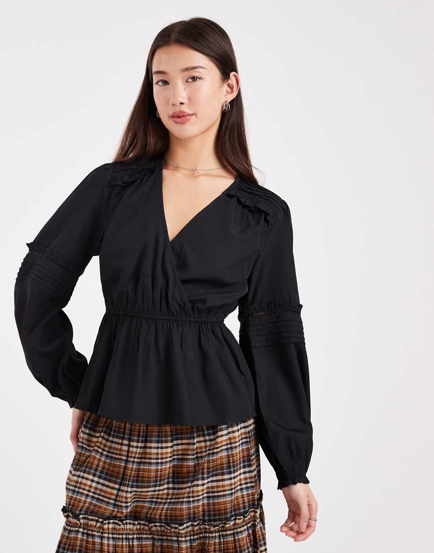 Wednesday's Girl - Strukturiertes, langärmliges Oberteil in Schwarz mit V-Ausschnitt und Schößchen von Wednesday's Girl