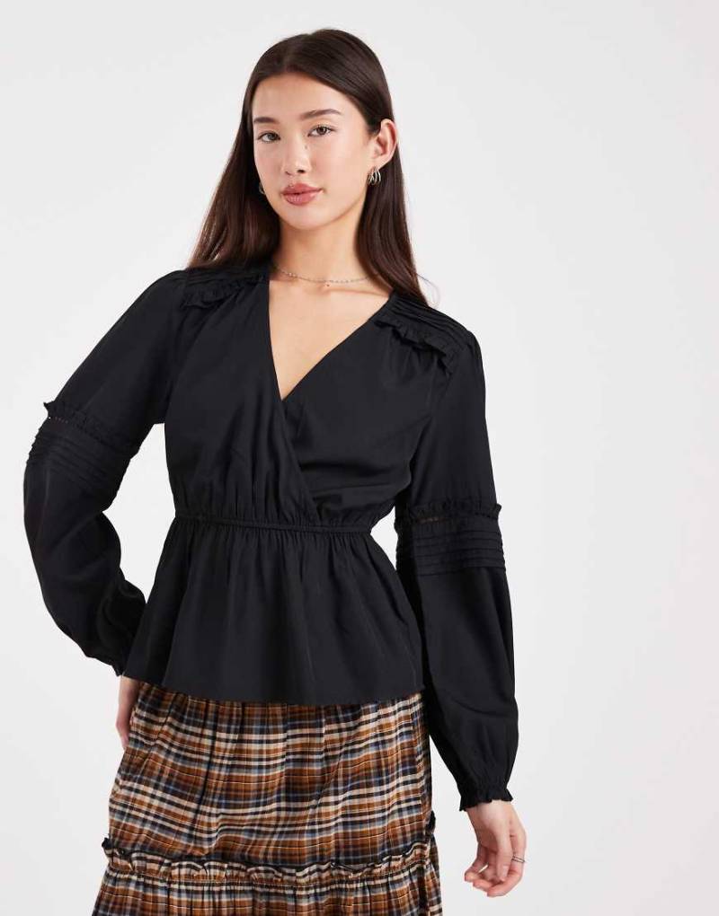 Wednesday's Girl - Strukturiertes, langärmliges Oberteil in Schwarz mit V-Ausschnitt und Schößchen von Wednesday's Girl