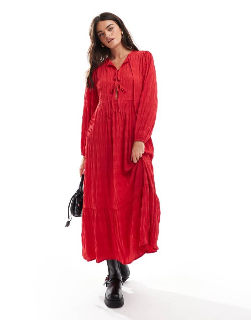 Wednesday's Girl - Strukturiertes Midaxi-Hängerkleid in Rot mit Bindedetail von Wednesday's Girl