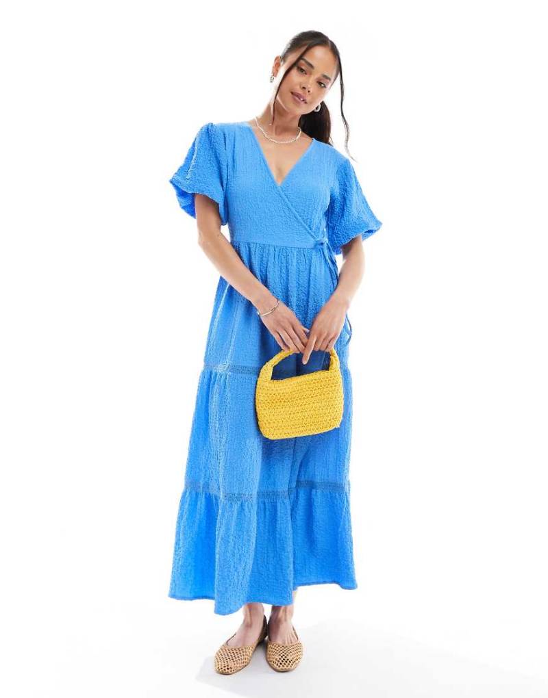 Wednesday's Girl - Strukturiertes Midikleid in Blau mit Wickeldesign und Puffärmeln von Wednesday's Girl