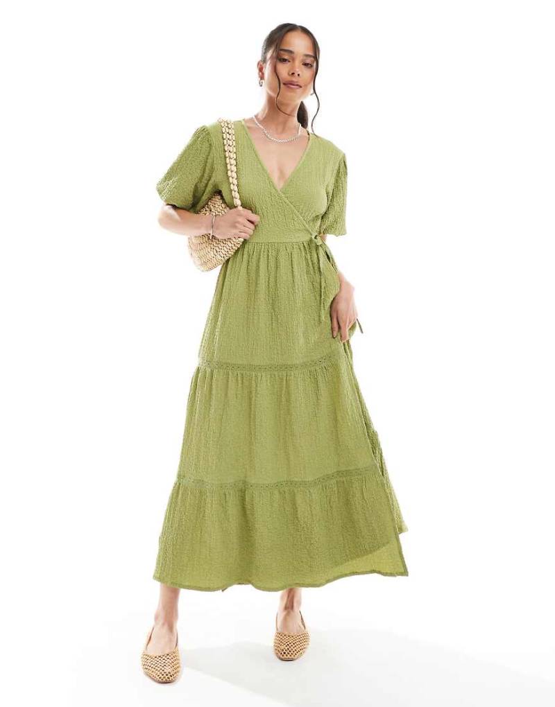 Wednesday's Girl - Strukturiertes Midikleid in Khaki mit Wickeldesign und Puffärmeln-Grün von Wednesday's Girl