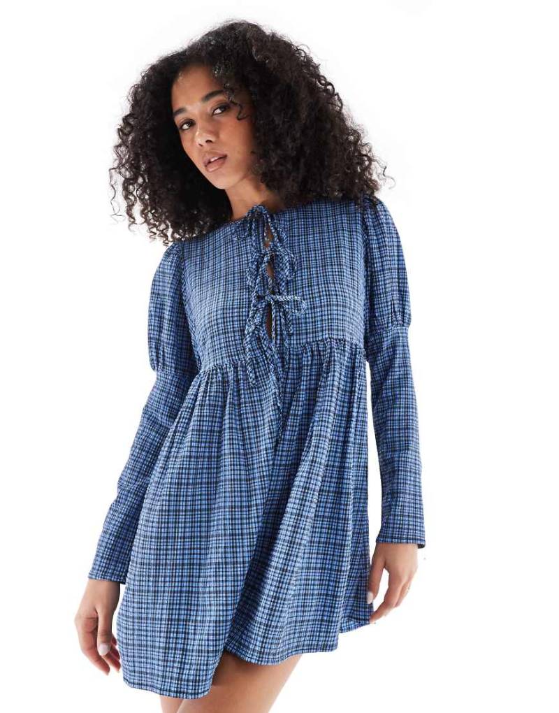 Wednesday's Girl - Strukturiertes Mini-Hängerkleid in Blau mit Bindedetails von Wednesday's Girl