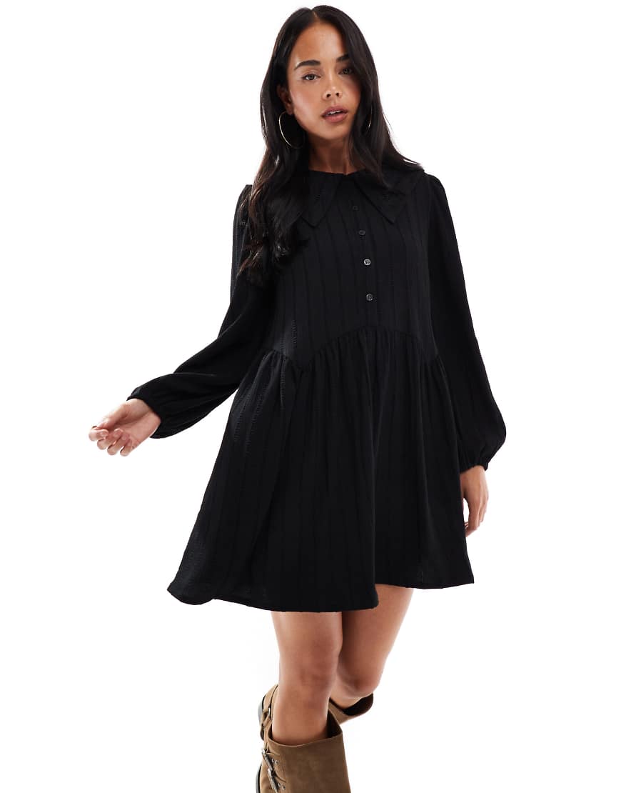 Wednesday's Girl - Strukturiertes Mini-Hängerkleid in Schwarz mit Kragendetail Wednesday's Girl - Strukturiertes Mini-Hängerkleid in Schwarz mit Kragendetail von Wednesday's Girl