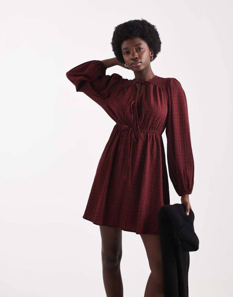 Wednesday's Girl - Strukturiertes Minikleid in rot kariert mit Bindebändern von Wednesday's Girl