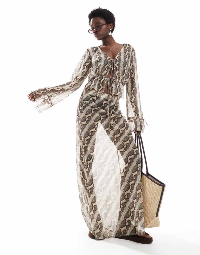 Wednesday's Girl - Transparenter Strandrock in Braun mit Schlangenmuster, Kombiteil von Wednesday's Girl