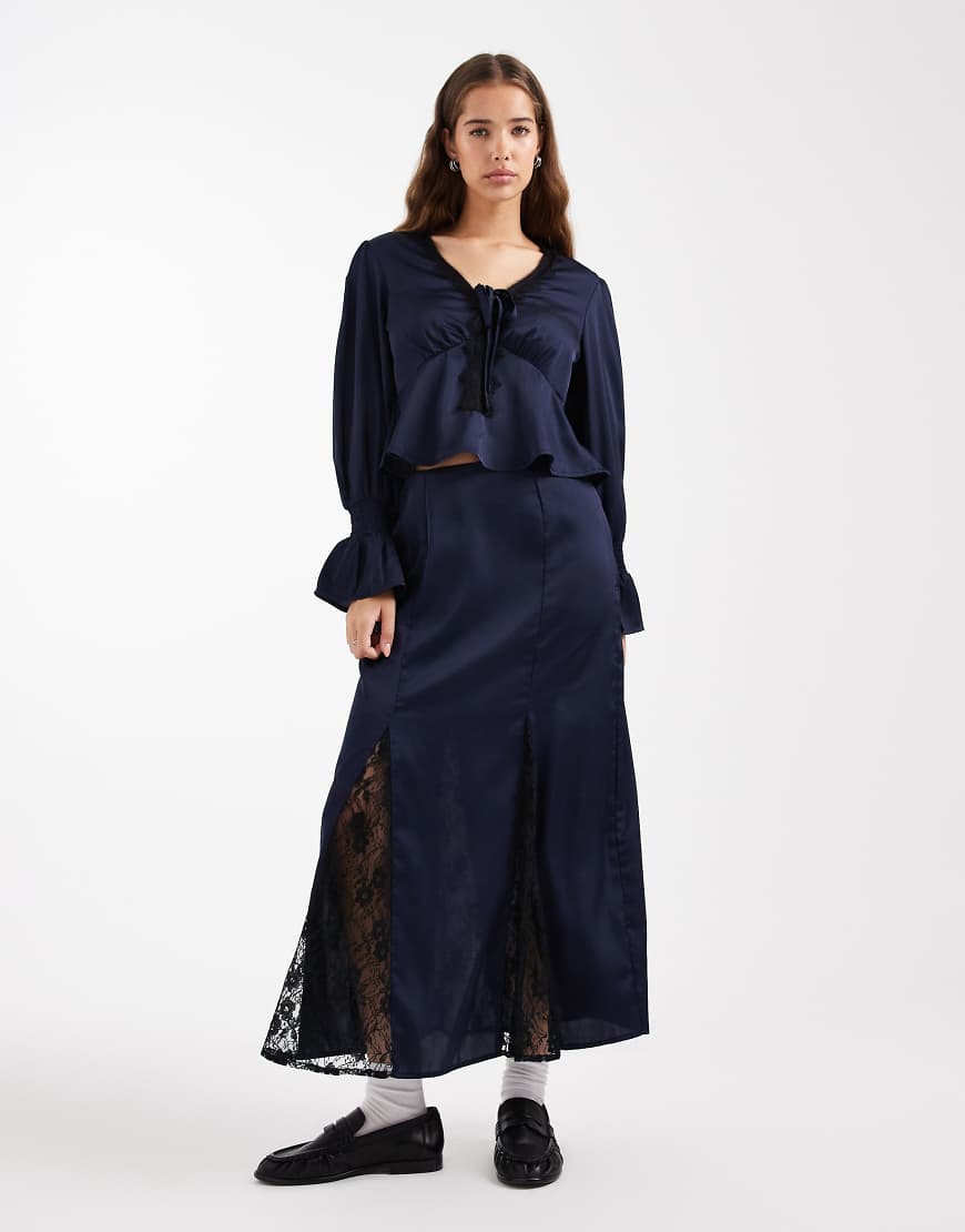 Wednesday's Girl - Wadenlanger Rock in Marineblau mit Spitzeneinsatz von Wednesday's Girl