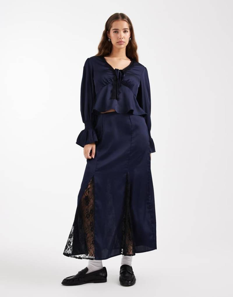 Wednesday's Girl - Wadenlanger Rock in Marineblau mit Spitzeneinsatz von Wednesday's Girl