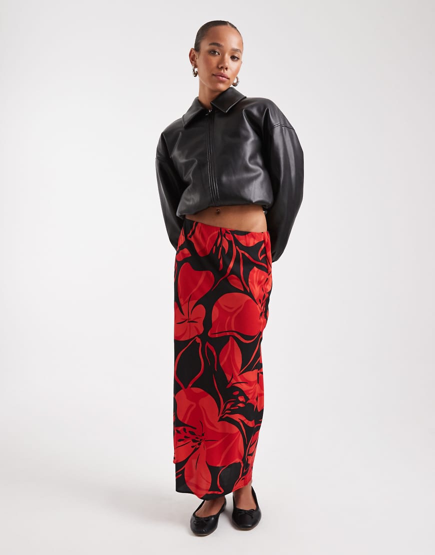 Wednesday's Girl - Wadenlanger Rock in Rot mit auffälligem Blumenprint und schrägem Schnitt von Wednesday's Girl