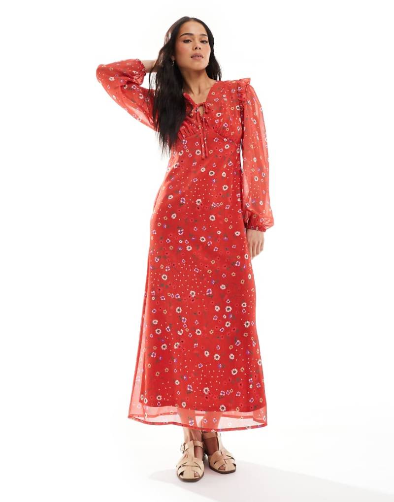 Wednesday's Girl - Wadenlanges Kleid in Rot mit Rüschen, Blumen- und Punktemuster von Wednesday's Girl