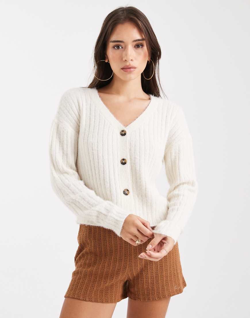 Wednesday's Girl - Weiche, gerippte Strickjacke in Creme-Weiß von Wednesday's Girl