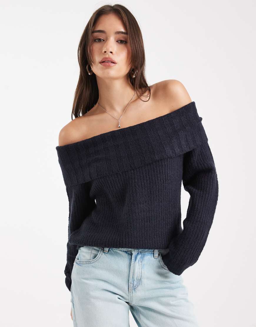 Wednesday's Girl - Weicher, schulterfreier Pullover in Marineblau mit Oversize-Schnitt von Wednesday's Girl