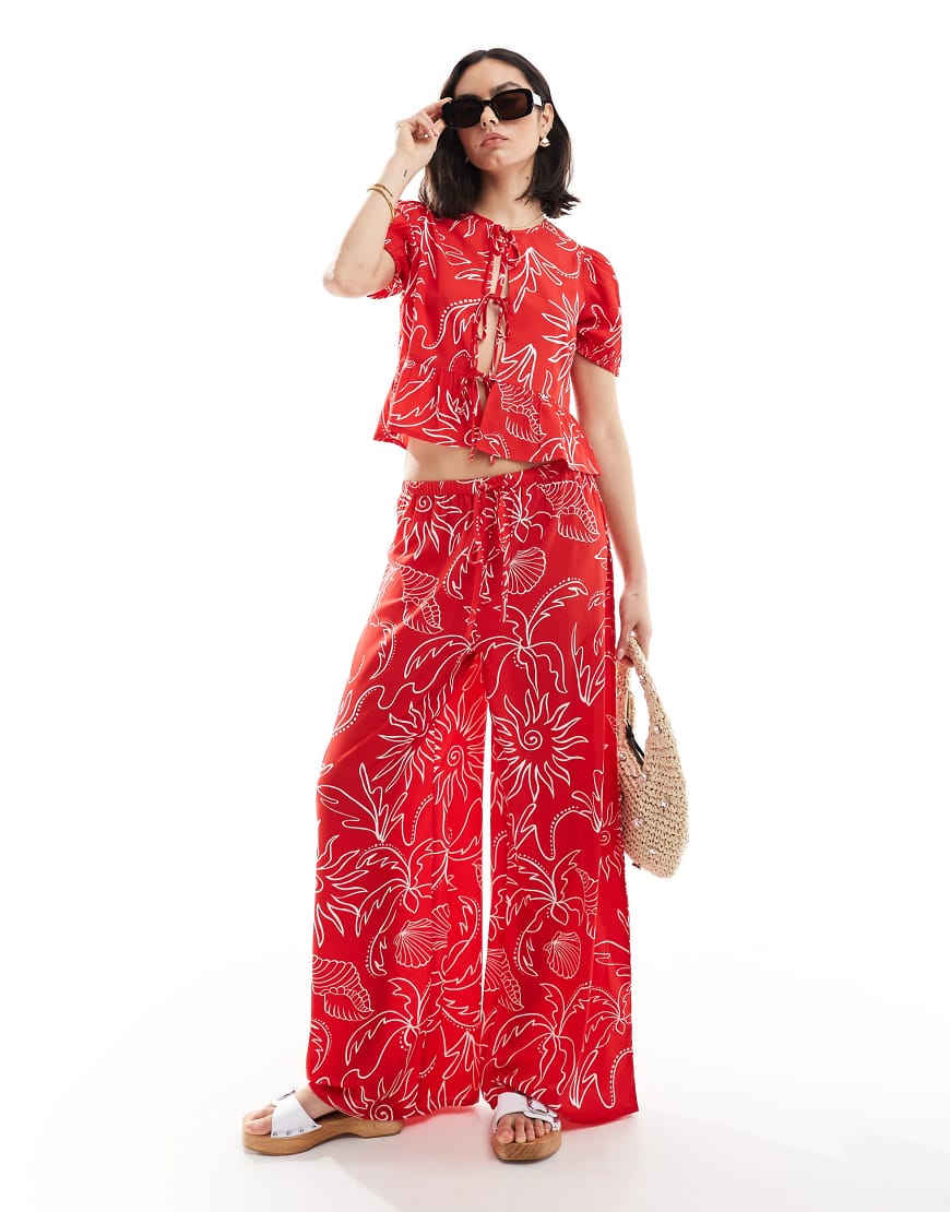 Wednesday's Girl - Weite Hose in Rot mit Soleil-Print, Kombiteil Wednesday's Girl - Weite Hose in Rot mit Soleil-Print, Kombiteil von Wednesday's Girl