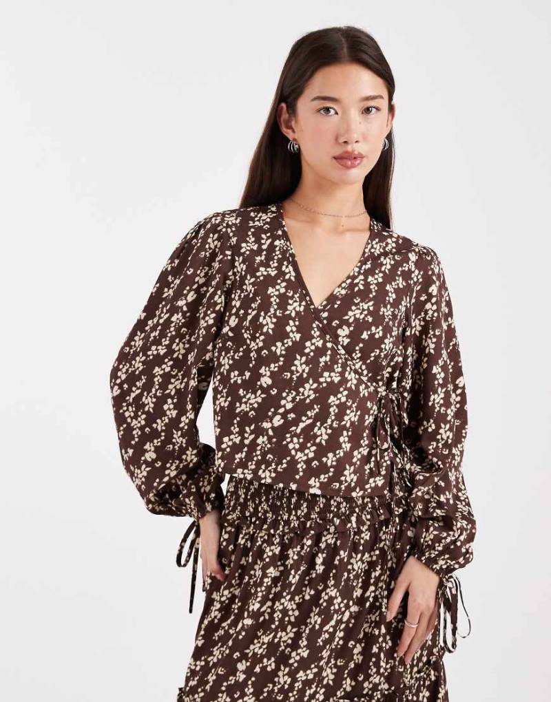 Wednesday's Girl - Wickelbluse in braun geblümt mit Rüschen-Brown von Wednesday's Girl
