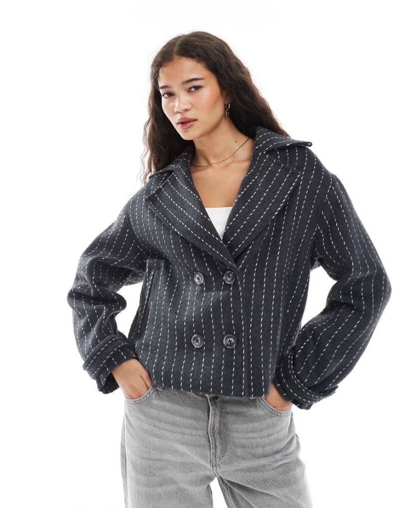 Wednesday's Girl - Zweireihige Jacke in Grau mit Nadelstreifen Wednesday's Girl - Zweireihige Jacke in Grau mit Nadelstreifen von Wednesday's Girl