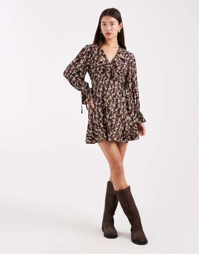 Wednesdays Girl - Kurzes, geblümtes Wickelkleid aus weich fallendem Material in Braun-Brown von Wednesday's Girl