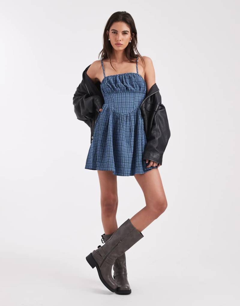 Wednesdays Girl - Minikleid in Blau mit Milchmädchen-Ausschnitt und Bindedetail vorne von Wednesday's Girl