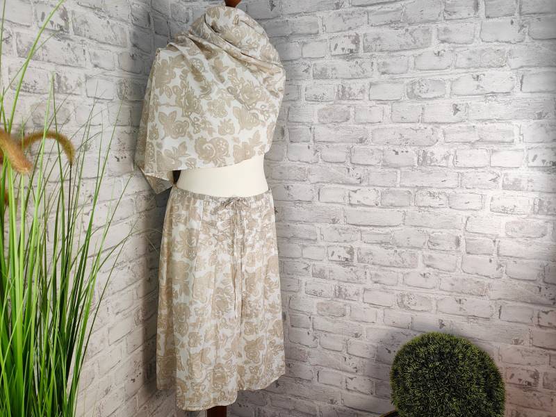 2-Teiliges Outfit Set Sommerrock Gemustert Baumwolle Weiß Beige + Tuch Urlaubsgarderobe Blumenmuster Rock Style Bundle Kleidung Kombination von WeeNTAGE