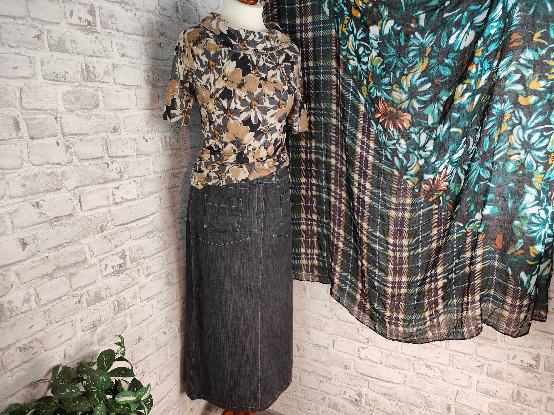 3-Teiliges Outfit Set Herbst Midi Jeans Rock Kurzarm Rollkragenpullover Natur Erdfarben Blumen Mustermix Tuch Diagonal Tartan Style Bundle von WeeNTAGE