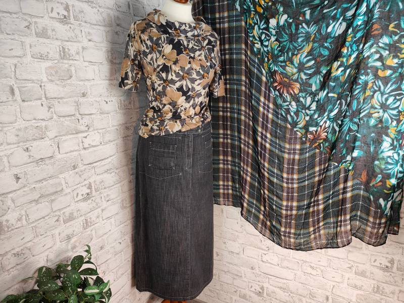 3-Teiliges Outfit Set Herbst Midi Jeans Rock Kurzarm Rollkragenpullover Natur Erdfarben Blumen Mustermix Tuch Diagonal Tartan Style Bundle von WeeNTAGE