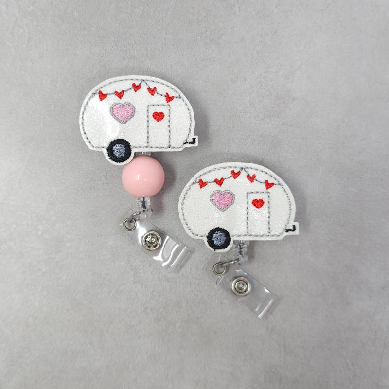 Austauschbarer Valentinstag Camper Einziehbarer Ausweishalter | Versenkbarer Namensschild-Halter von WeeWhaleBoutique