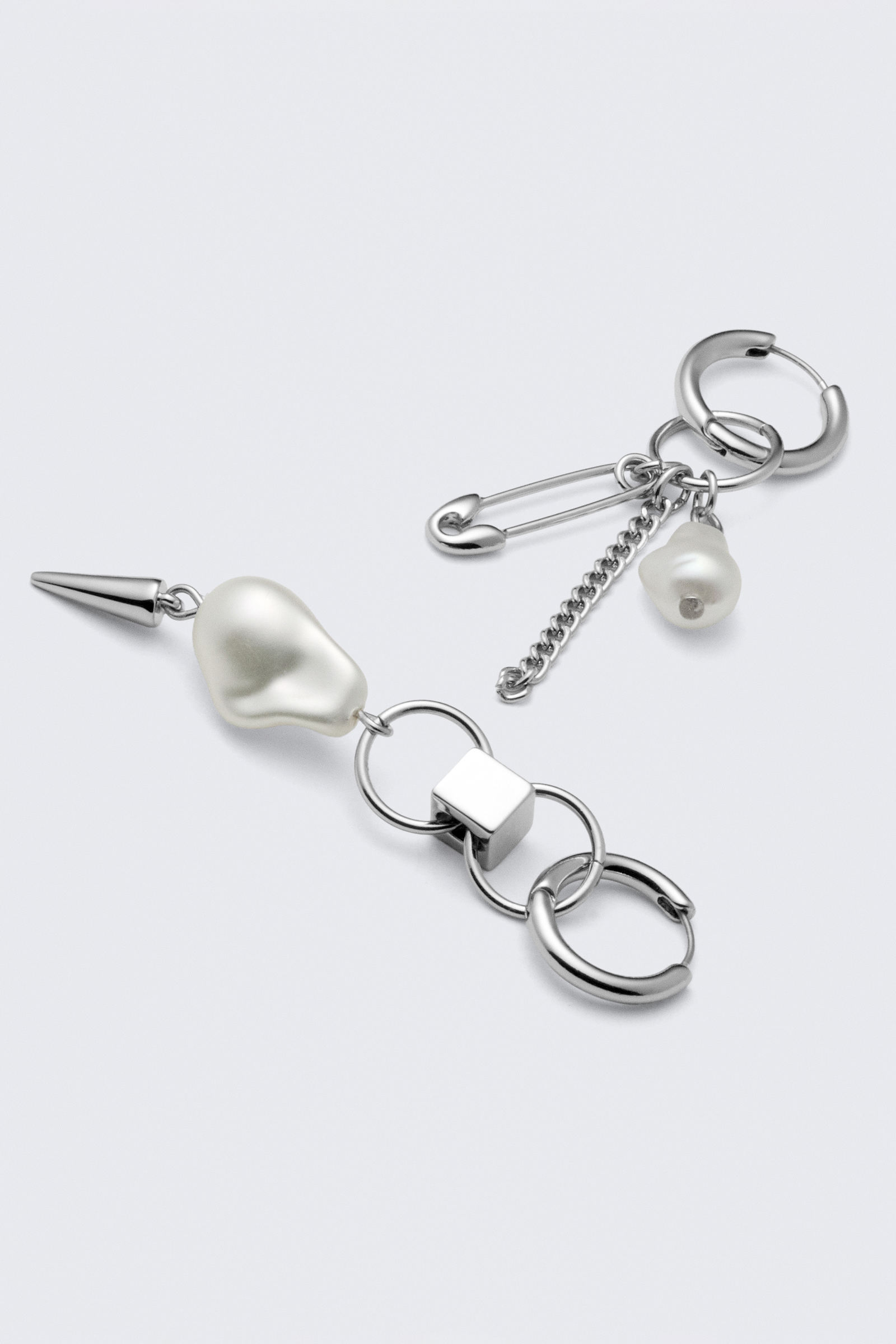 Asymmetric Pearl Hoop Earrings von Weekday