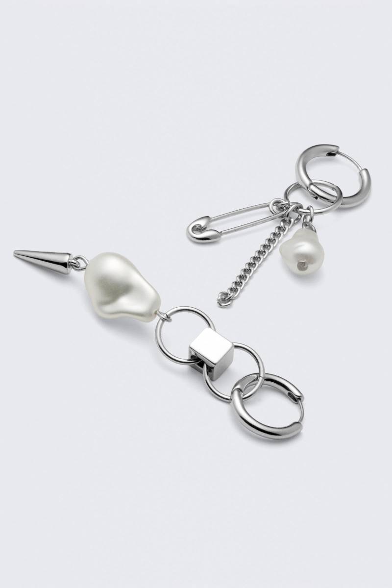 Asymmetric Pearl Hoop Earrings von Weekday