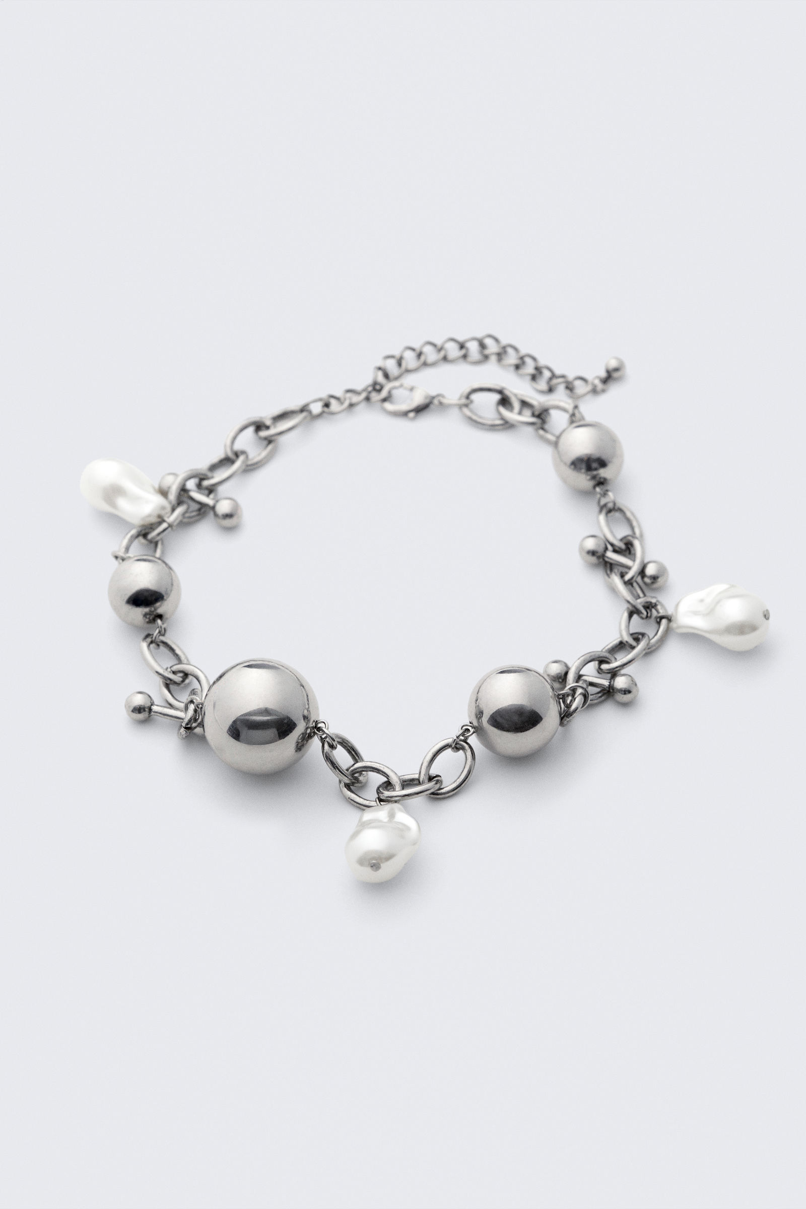 Chunky Pearl Charm Chain Necklace von Weekday