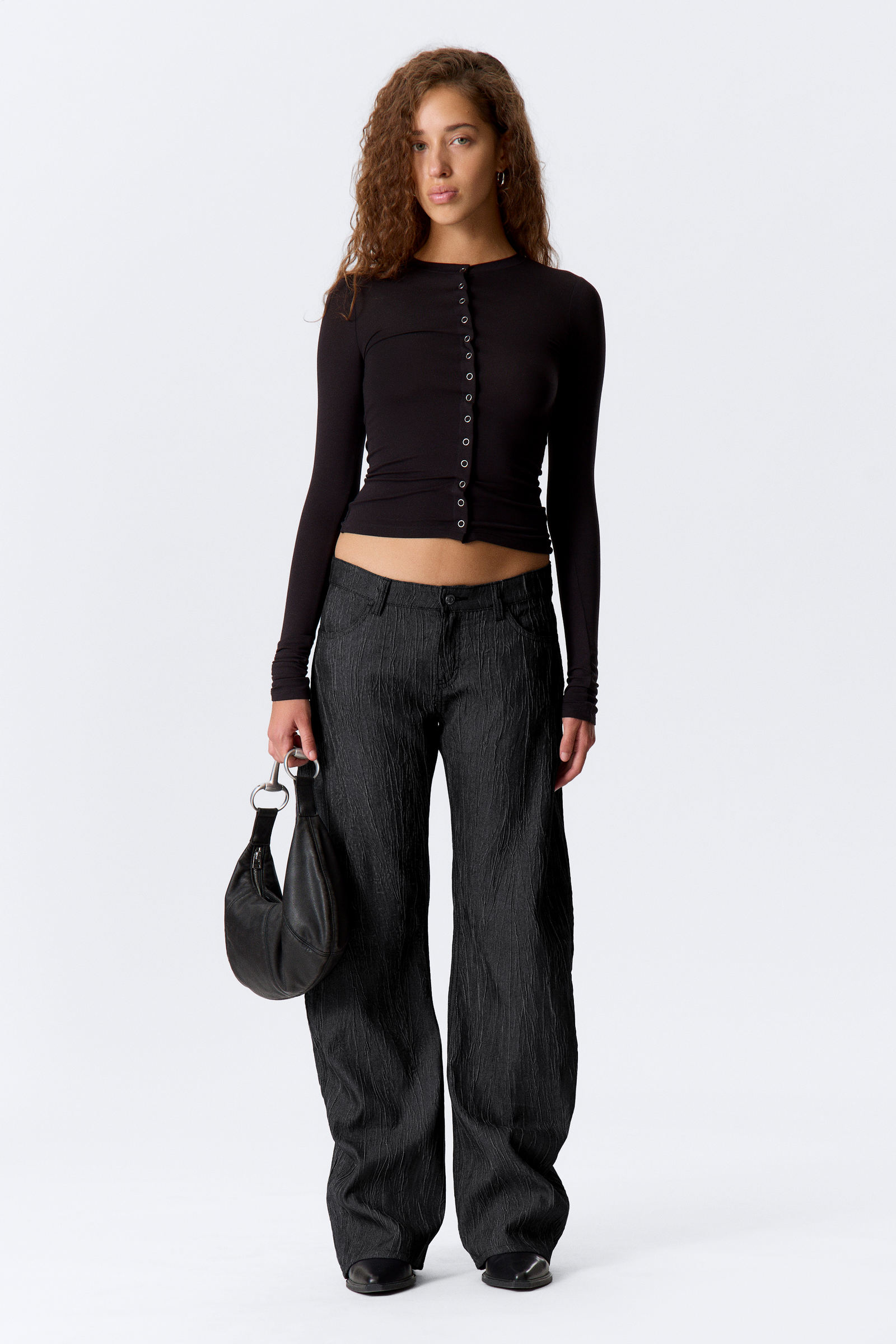 Crinkled Low Rise Cocoon Trousers von Weekday