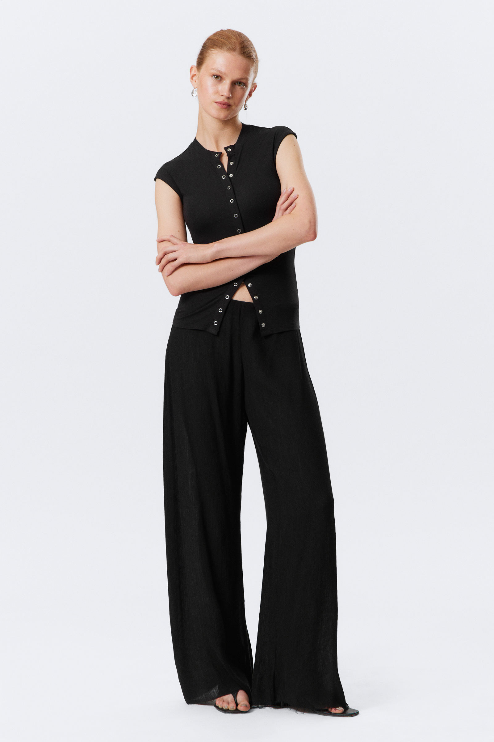 Crinkled Low-Rise Wide-Leg Trousers von Weekday