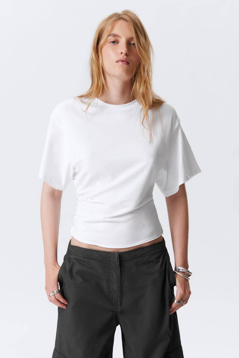 DRAPED FITTED T-SHIRT von Weekday