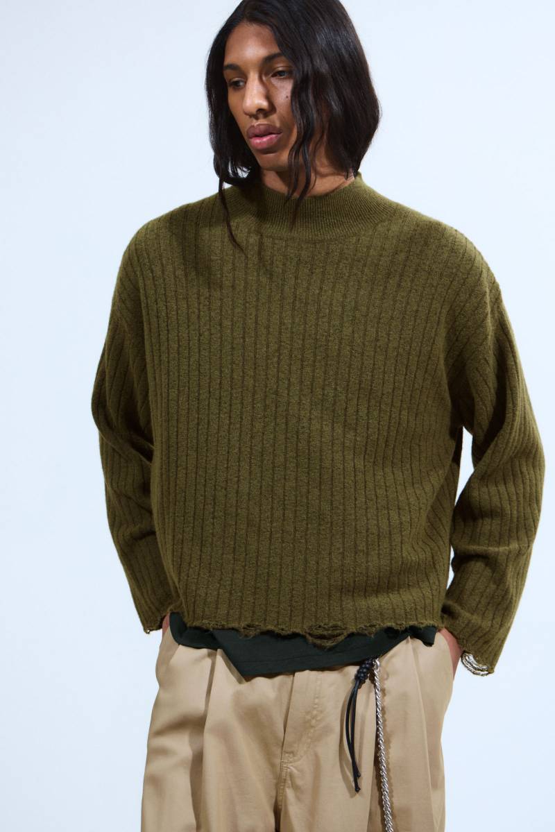 Distressed Ribbed Mock-Neck Sweater von Weekday