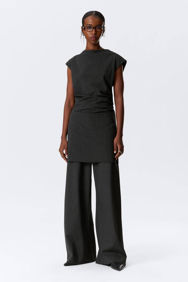 Draped Cap-Sleeved Mini Suiting Dress von Weekday