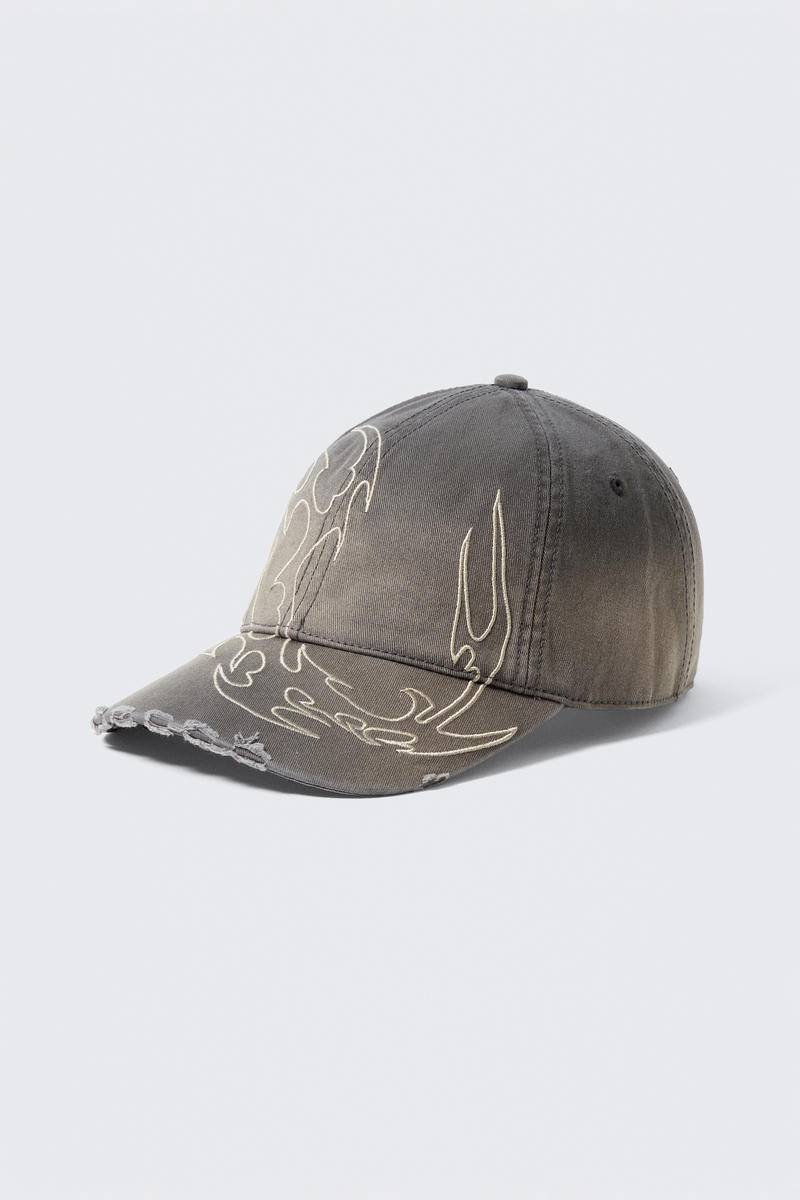 EMBROIDERED DISTRESSED BASEBALL CAP von Weekday