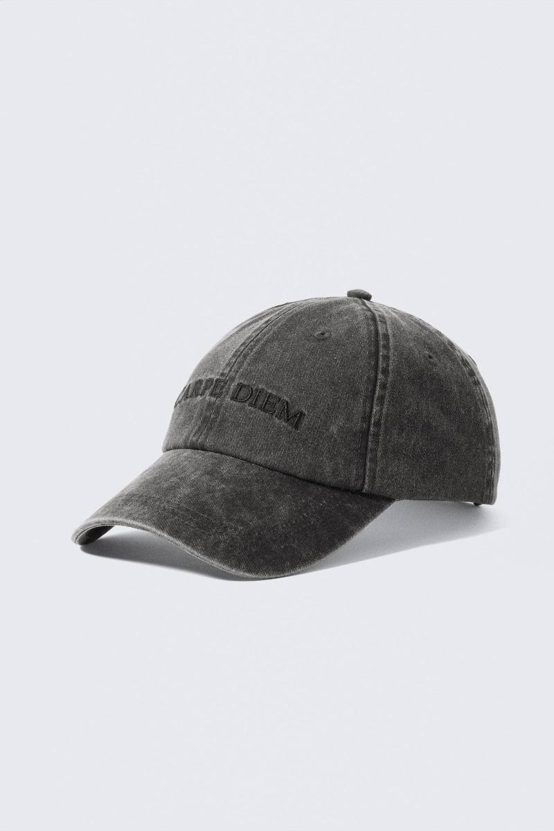 Embroidered Baseball Cap von Weekday