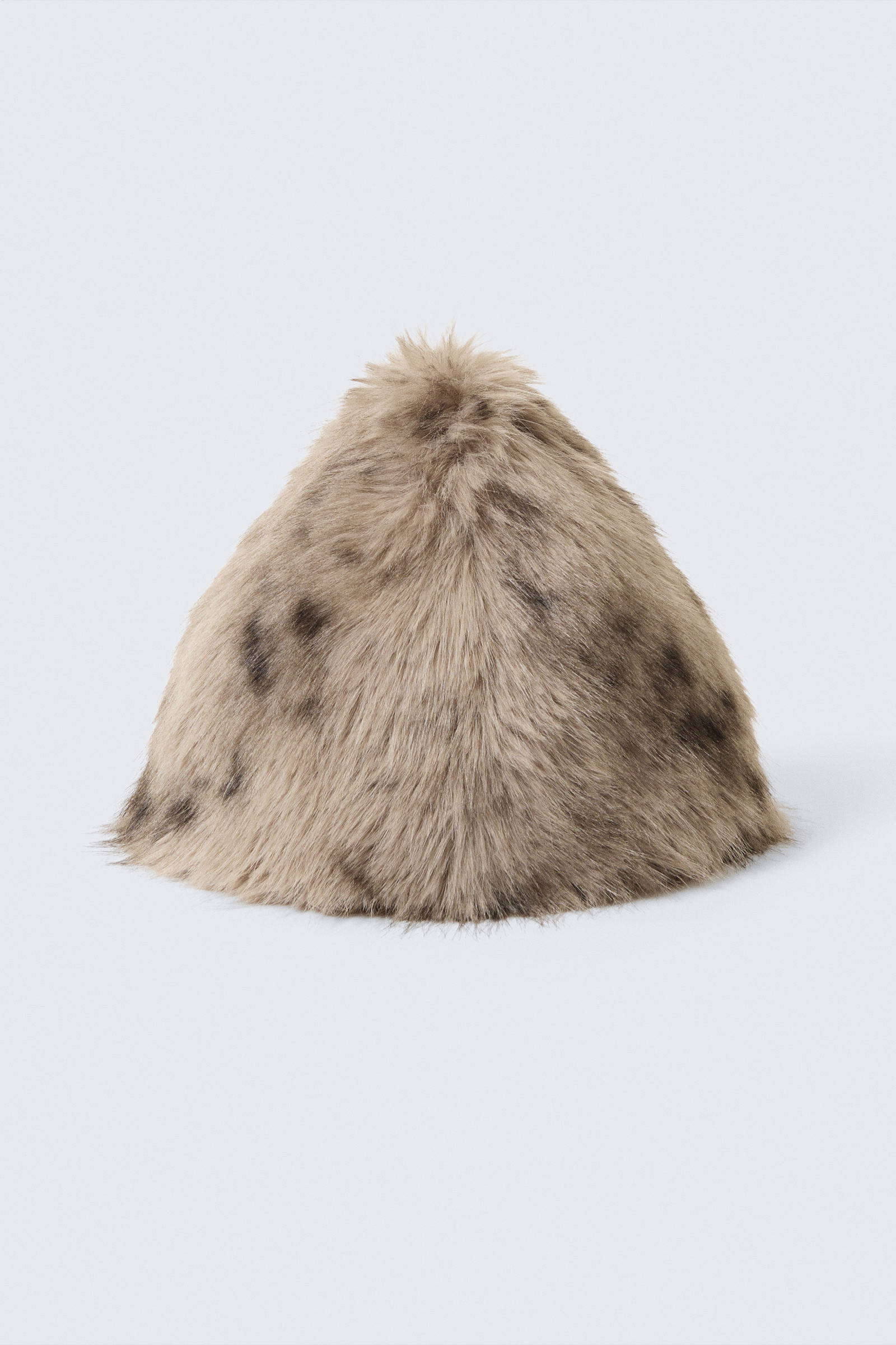 Faux Fur Cone Hat von Weekday