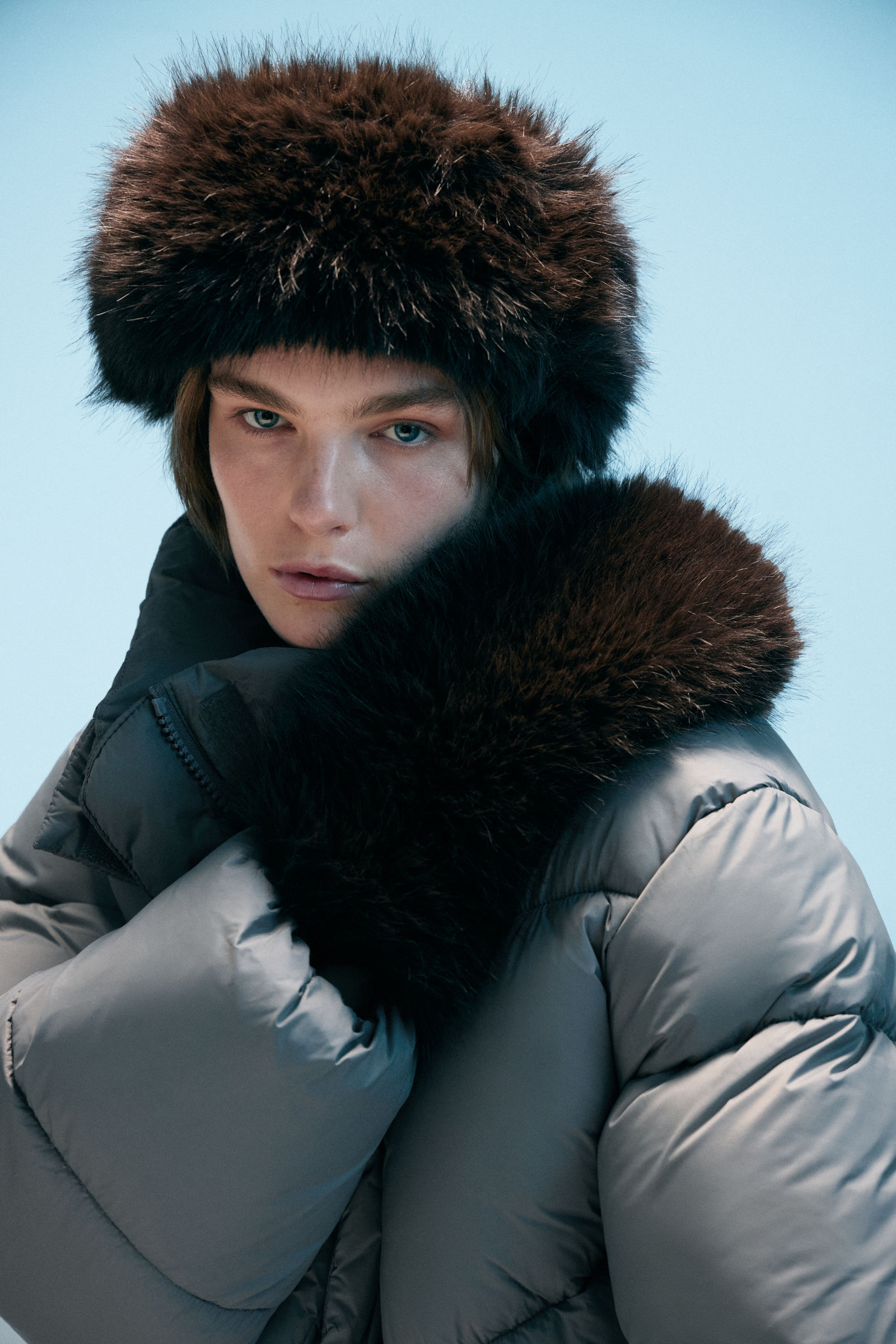 Faux Fur Mittens von Weekday