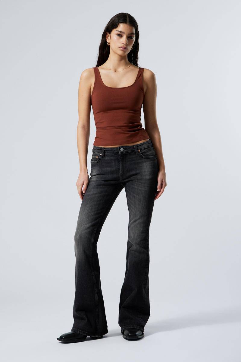 Flame Low Rise Slim Flared Leg Jeans von Weekday