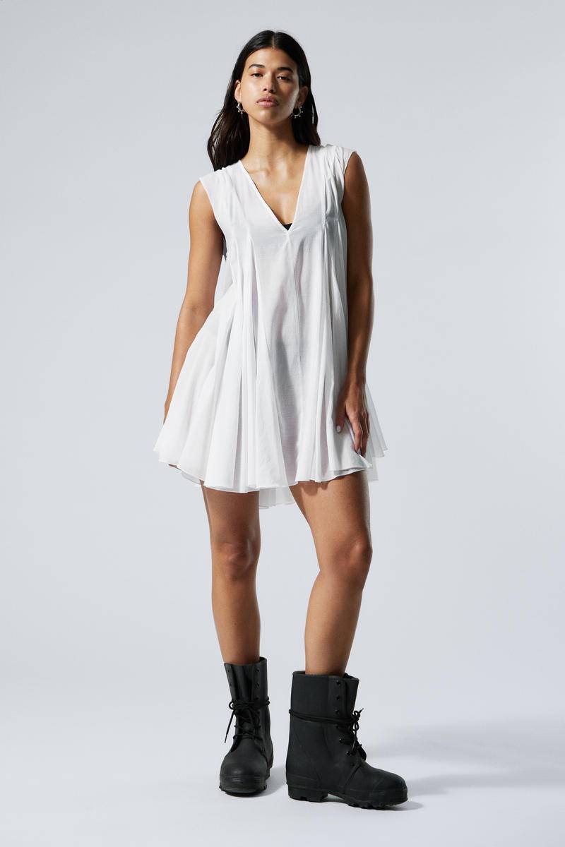 Flowy V-Neck Mini Dress von Weekday