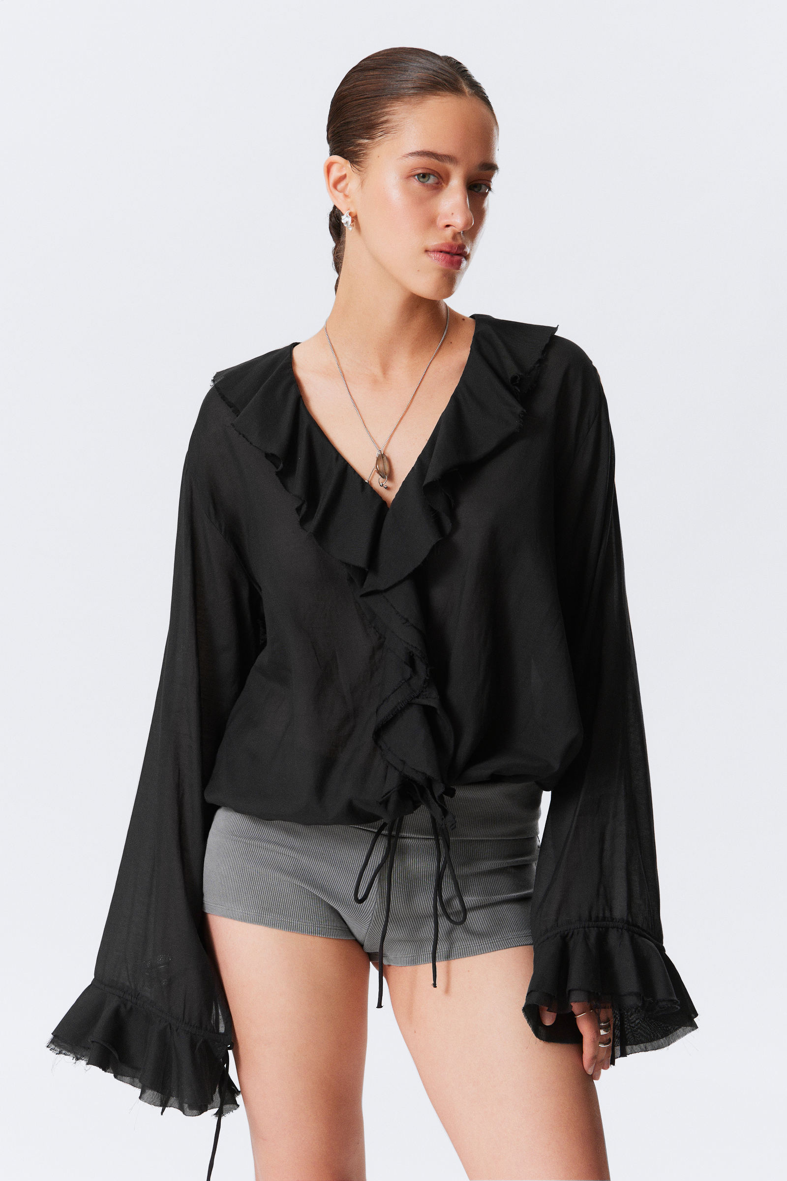 Frilled Long-Sleeved Wrap Blouse von Weekday